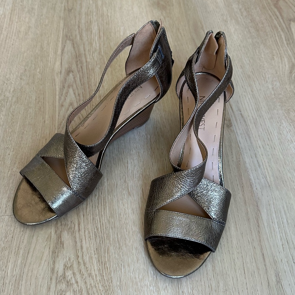 Nine west wedges in gold